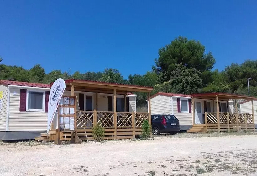 Hotelli Victoria Mobilehome Jezera Village Holiday Resort