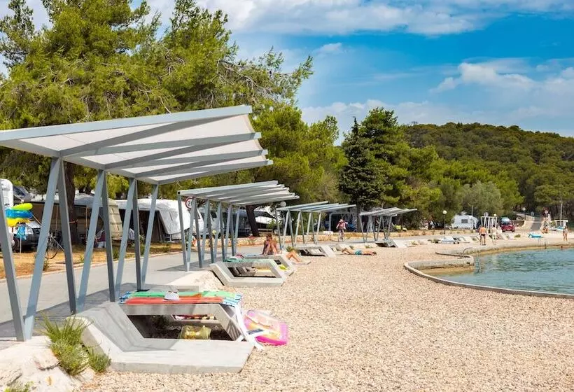 Hotelli Victoria Mobilehome Jezera Village Holiday Resort