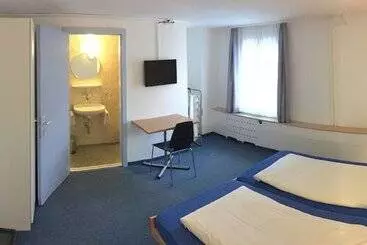 Hirschen Backpacker Hotel & Pub