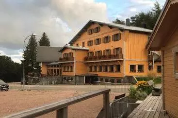 ホテル Hôtel Restaurant Wolf