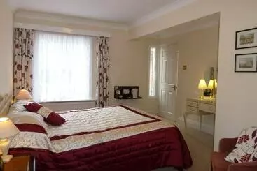 هتل Tyrrells Ford Country Inn &