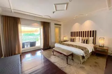 בית מלון כפרי The Claridges New Delhi