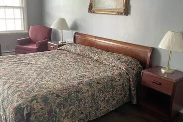 Hotel Budget Host Three Crowns Motor Lodge