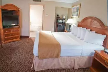 هتل Red Arrow Inn & Suites, A Travelodge By Wyndham