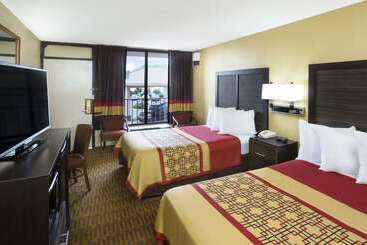 هتل Days Inn By Wyndham Columbus North Fort Moore