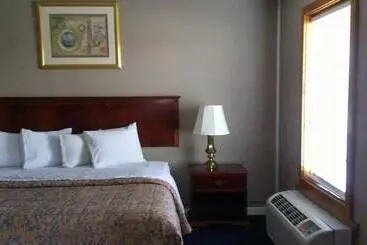 فندق Whalers Inn And Suites