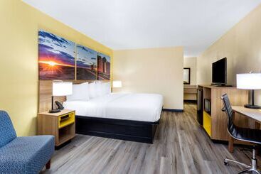 هتل Days Inn & Suites By Wyndham Clovis