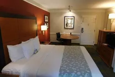 Otel Days Inn & Suites By Wyndham Schaumburg Woodfield Mall