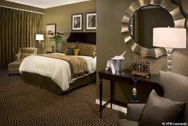 هتل Julien Dubuque