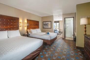 فندق The Nautical Beachfront Resort