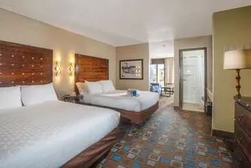 فندق The Nautical Beachfront Resort