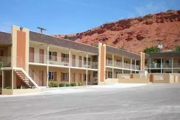 فندق على الطريق Economy Inn & Suites