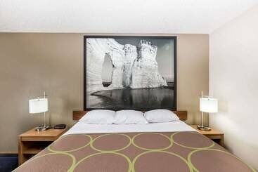 فندق على الطريق Super 8 By Wyndham Hays Ks