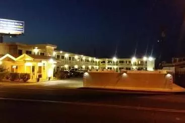 Hotelli Desert Mirage Inn & Suites