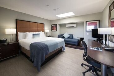 فندق Mariposa Inn And Suites