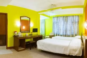 هتل Harati Manor Inn