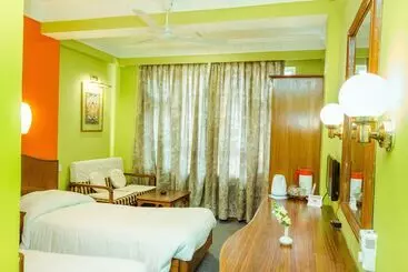 Отель Harati Manor Inn