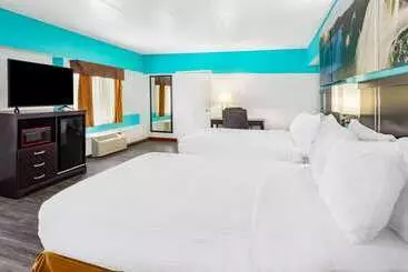 בית מלון כפרי Days Inn By Wyndham Livonia Canton Detroit