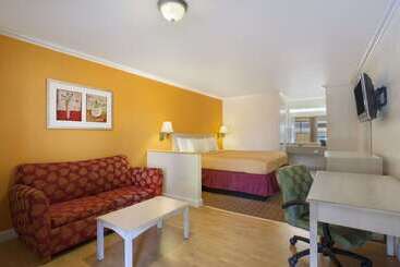 호텔 Travelodge By Wyndham Lemoore Near Naval Air Station