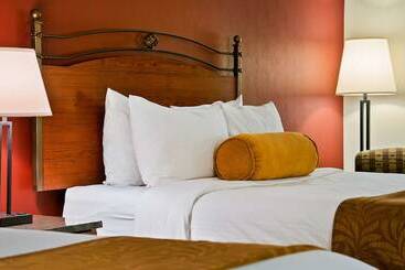 هتل Invermere Inn & Suites