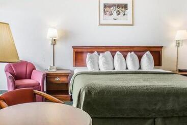 Отель Quality Inn Lakefront