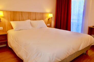 هتل Aux Lys De Chablis