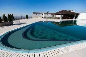 בית מלון כפרי Chateau Linza Resort