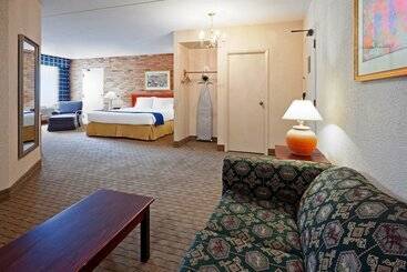 Отель Holiday Inn Express Toronto East   Scarborough By Ihg