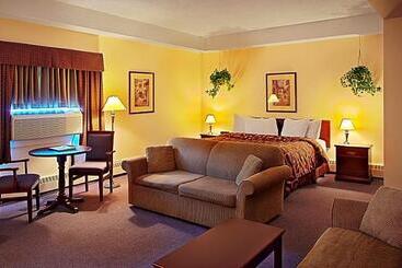 בית מלון כפרי Days Inn & Conference Centre By Wyndham Camrose Norsemen