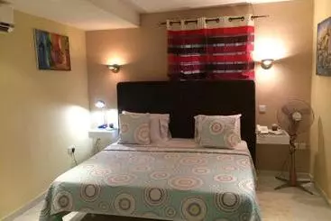 هتل Roses Guest House