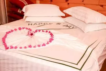 New Breeze Thoddoo Inn