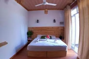 New Breeze Thoddoo Inn