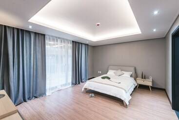 Pensione Honors Kingdom