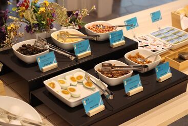 تختخواب و صبحانه Meant To Be