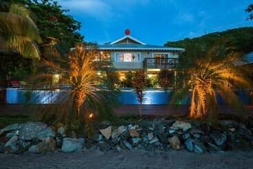 پانسیون Springwater Resorts