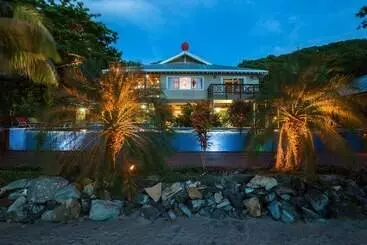 پانسیون Springwater Resorts