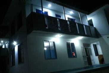 هتل Uroa White House Inn