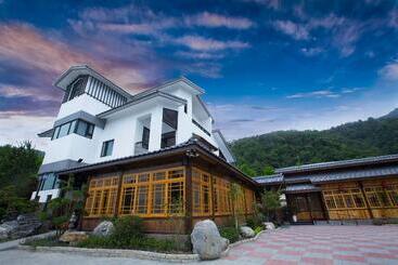 تختخواب و صبحانه Huaman Hot Villa