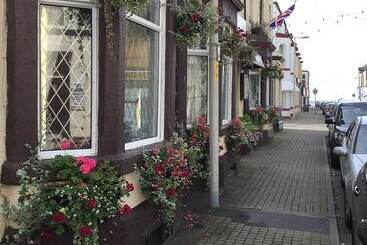 Жильё для туристов Suli House  Holiday Flats & En Suite   Families And Couples Only