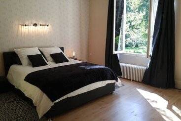 تختخواب و صبحانه Domaine De Bramefaon