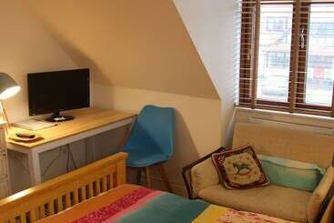 تختخواب و صبحانه The Enclave