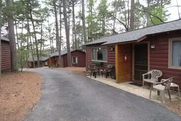 一軒屋 Tall Pines Inn