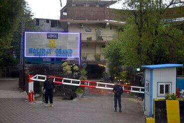 هتل Holiday Grand Resort Bhurban