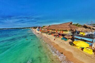 هتل Nuestros Tres Tesoros