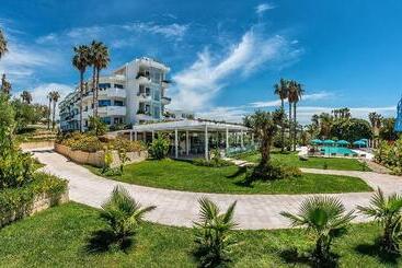 פונדק Acacia Palace