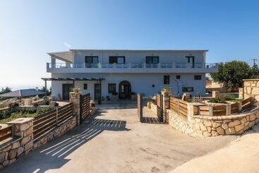 דירות לתיירים Alonaki Apartments