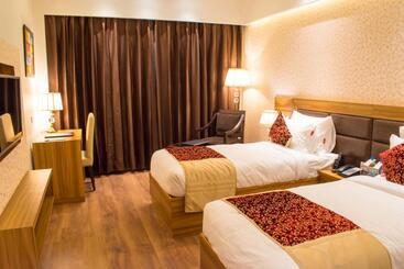 Hotel The Grand Ambassador