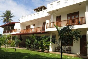 Отель Weligama Ocean Breeze