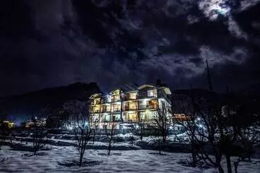 Mountain Face By Snow City Hotels