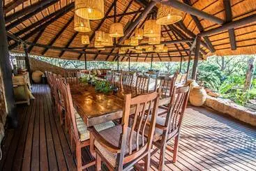Hotel Dinkweng Safari Lodge